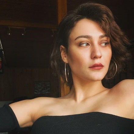 Merve Cagıran posing for a photo by wearing black dress.